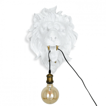 Designer Wandleuchte Löwenkopf - Elegante Kunst für Ihr Zuhause, präsentiert mit einem detaillierten Löwenkopf-Design in Weiß, abgebildet mit einer Edison-Lampe für einen stilvollen Look.