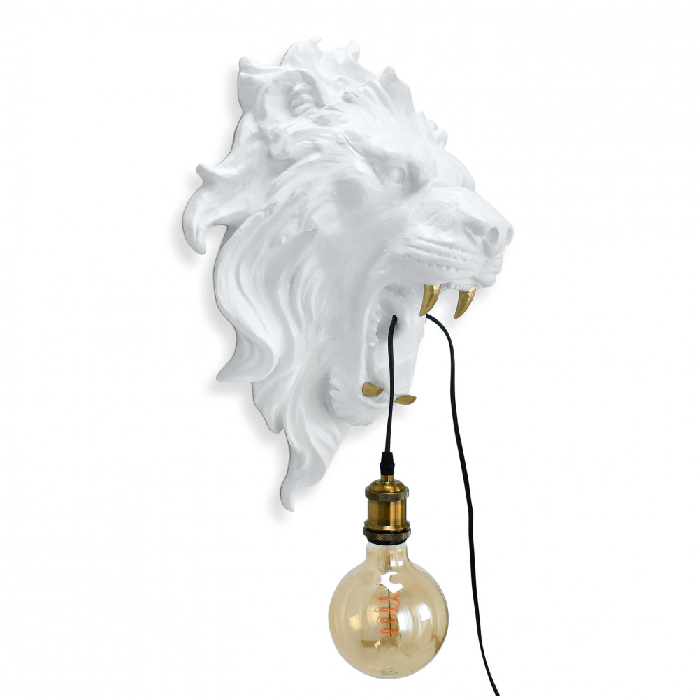 Designer Wandleuchte Löwenkopf - Elegante Kunst für Ihr Zuhause, seitliche Ansicht der Wandleuchte mit einem kunstvollen Löwenkopf in Weiß und einer hängen gelassenen Edison-Lampe.