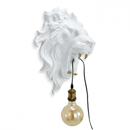 Designer Wandleuchte Löwenkopf - Elegante Kunst für Ihr Zuhause, seitliche Ansicht der Wandleuchte mit einem kunstvollen Löwenkopf in Weiß und einer hängen gelassenen Edison-Lampe.
