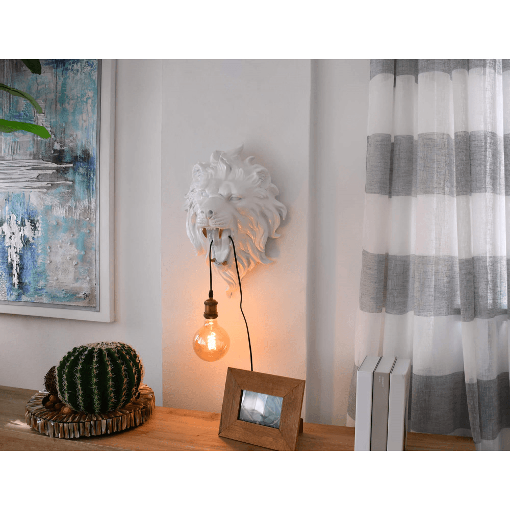 Die Designer Wandleuchte Löwenkopf montiert an der Wand, zusammen mit einem warmen LED-Leuchtmittel, die ein modernes Ambiente in Wohnräumen schafft.