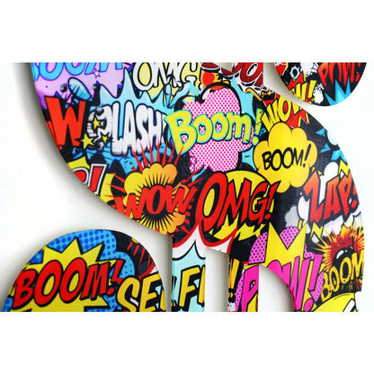 Detaillierte Ansicht von Dollar Pop Art: Mehrfarbiger Quadrodruck auf geformter Acrylplatte, zeigt lebhafte Comic-Elemente und grafische Effekte.