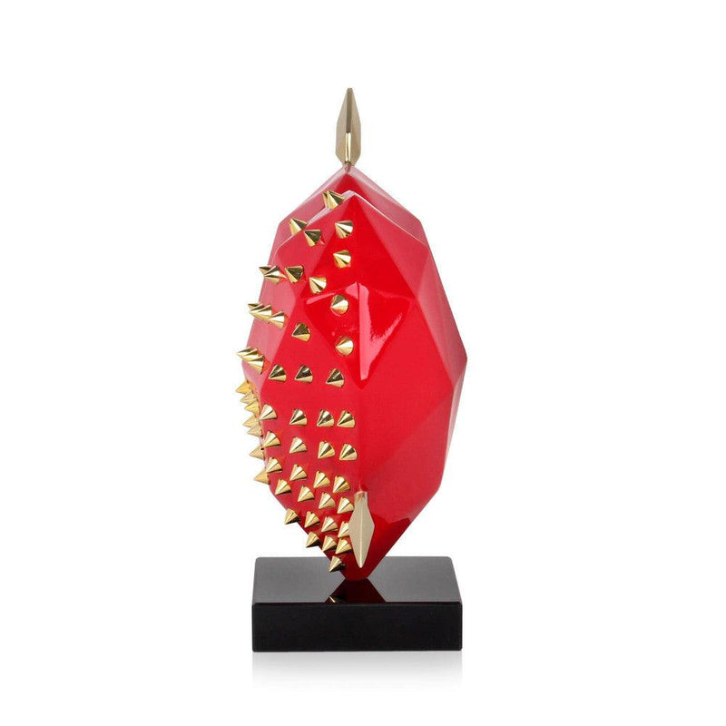 Durchbohrtes Herz rot mit Goldnieten. Facettierte moderne Skulptur aus lackiertem Harz mit Marmorsockel - Designerobjekte.com