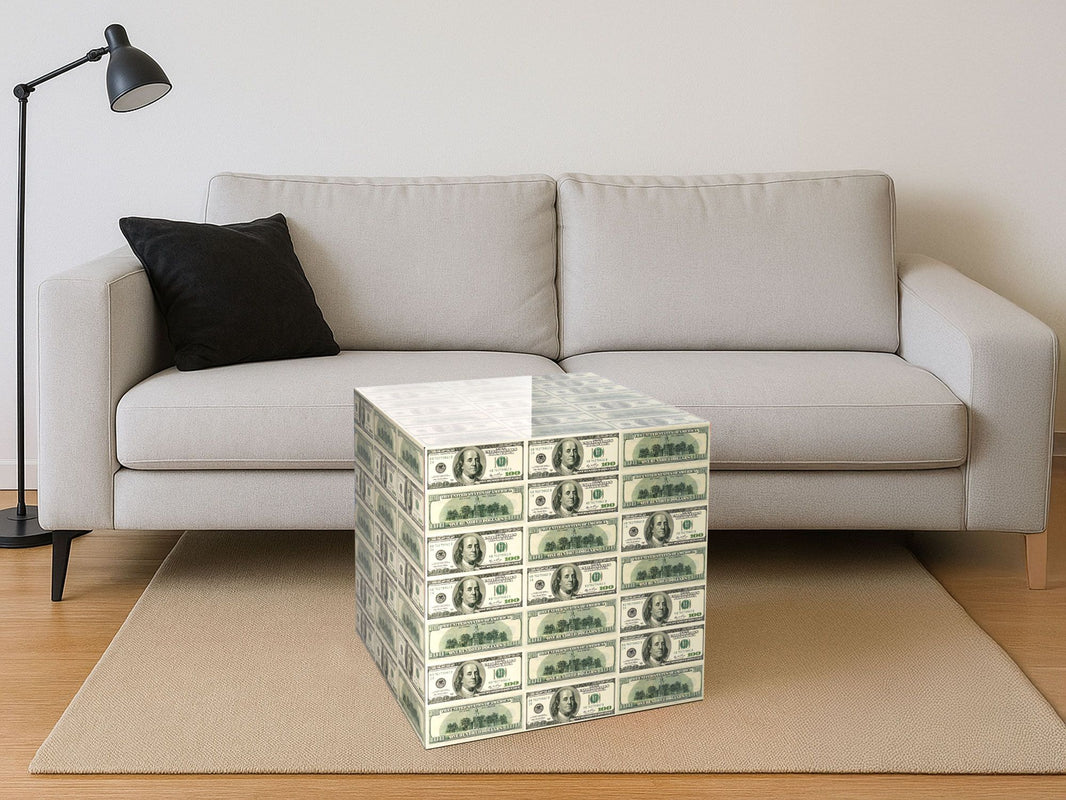 Nahaufnahme des Beistelltischs Dollar 50 x 50 cm, das außergewöhnliche Design und die glänzende Oberfläche des Tisches hervorhebend.
