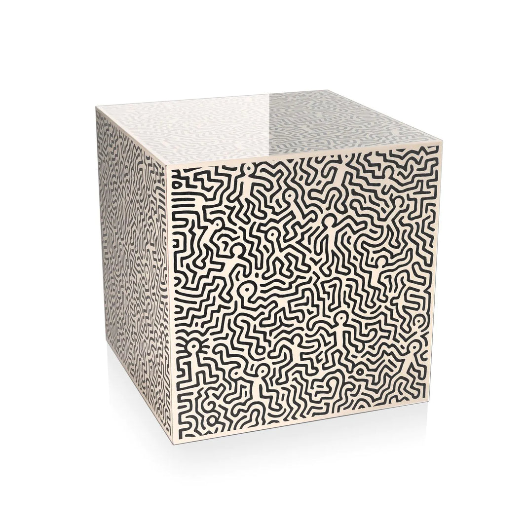 Beistelltisch Pop 50 x 50 cm – modernes Designelement für stilvolle Innenräume, aus hochwertigem Methacrylat gefertigt, mit abstrahierter Rückdruckgestaltung und eleganter, polierter Oberfläche.