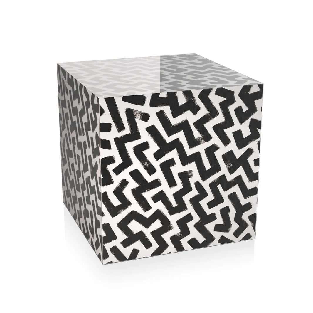Beistelltisch Labyrinth in Schwarz, 50 x 50 cm, aus hochwertigem Methacrylat mit polierter Oberfläche und abstraktem Design, ideal für moderne Wohnräume.