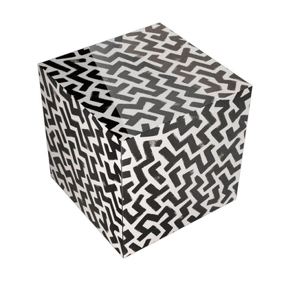Detailansicht des Beistelltischs Labyrinth, glänzendes Finish und einzigartiger abstrakter Druck.