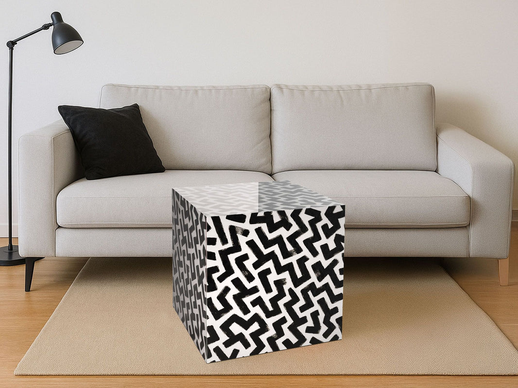 Eleganter Beistelltisch Labyrinth, 50 x 50 cm, in glänzendem Schwarz, perfektes Möbelstück für Wohnzimmer oder Schlafzimmer, hergestellt in Italien.