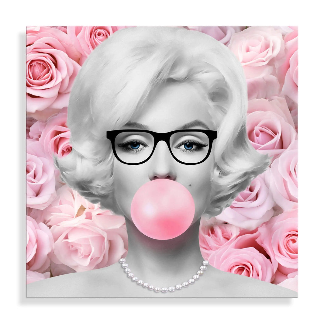Modernes Acrylgemälde Marilyn Mit Rosen, 98x98 Cm, Hergestellt In Italien, Poliertes Design – Eine stilvolle Darstellung von Marilyn Monroe mit einer Kaugummiblasen, umgeben von eleganten rosa Rosen.