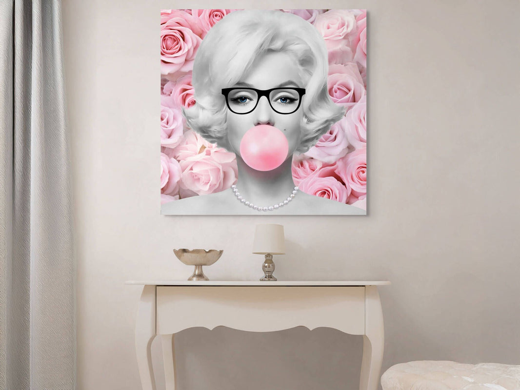 Modernes Acrylgemälde Marilyn Mit Rosen, 98x98 Cm, Hergestellt In Italien, Poliertes Design – Kreative Raumgestaltung mit dem ikonischen Bild von Marilyn Monroe, das in einem modernen Interieur präsentiert wird.