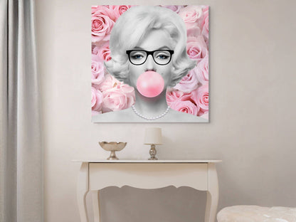 Modernes Acrylgemälde Marilyn Mit Rosen, 98x98 Cm, Hergestellt In Italien, Poliertes Design – Kreative Raumgestaltung mit dem ikonischen Bild von Marilyn Monroe, das in einem modernen Interieur präsentiert wird.