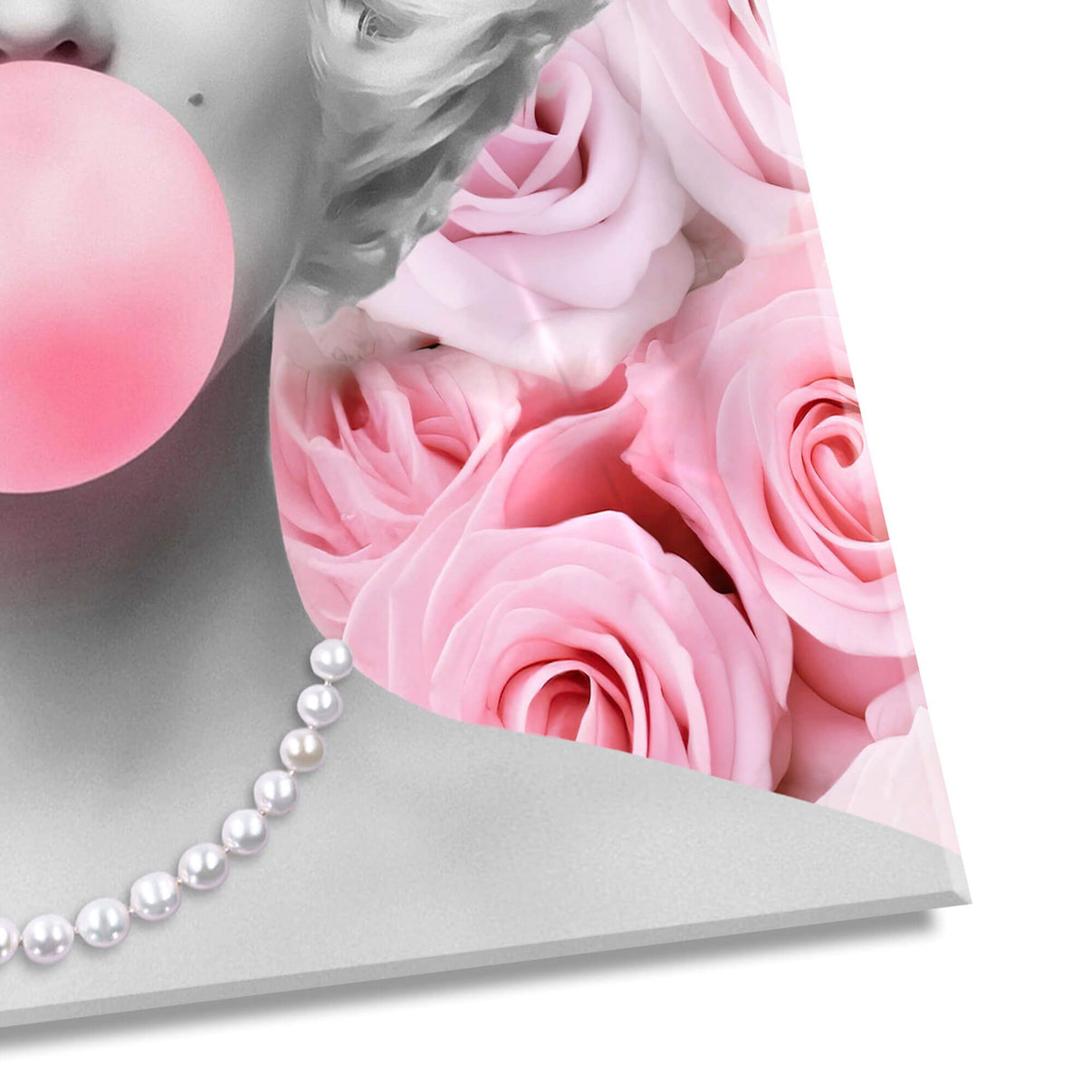 Modernes Acrylgemälde Marilyn Mit Rosen, 98x98 Cm, Hergestellt In Italien, Poliertes Design – Detailaufnahme des Kunstwerks mit Marilyn Monroe, die eine Kaugummiblasen formt, vor einem Hintergrund von zarten rosa Rosen.