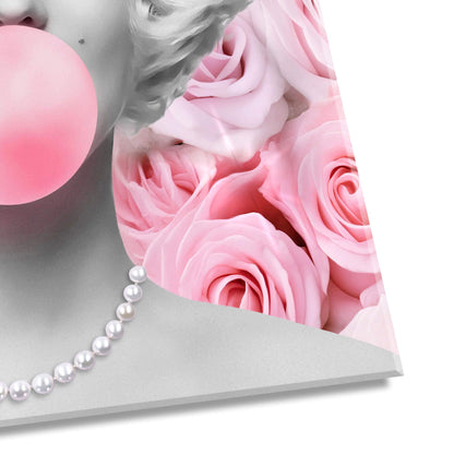 Modernes Acrylgemälde Marilyn Mit Rosen, 98x98 Cm, Hergestellt In Italien, Poliertes Design – Detailaufnahme des Kunstwerks mit Marilyn Monroe, die eine Kaugummiblasen formt, vor einem Hintergrund von zarten rosa Rosen.