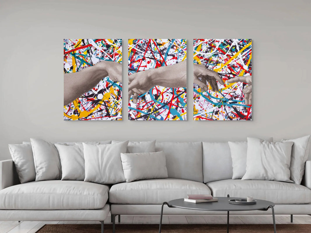 Modernes Acrylgemälde „Die Schöpfung“ 70x150 cm – Das Kunstwerk, subtil in einem modernen Raum dekoriert, zeigt lebendige Farben und eine Methacrylat-Oberfläche, Made in Italy.