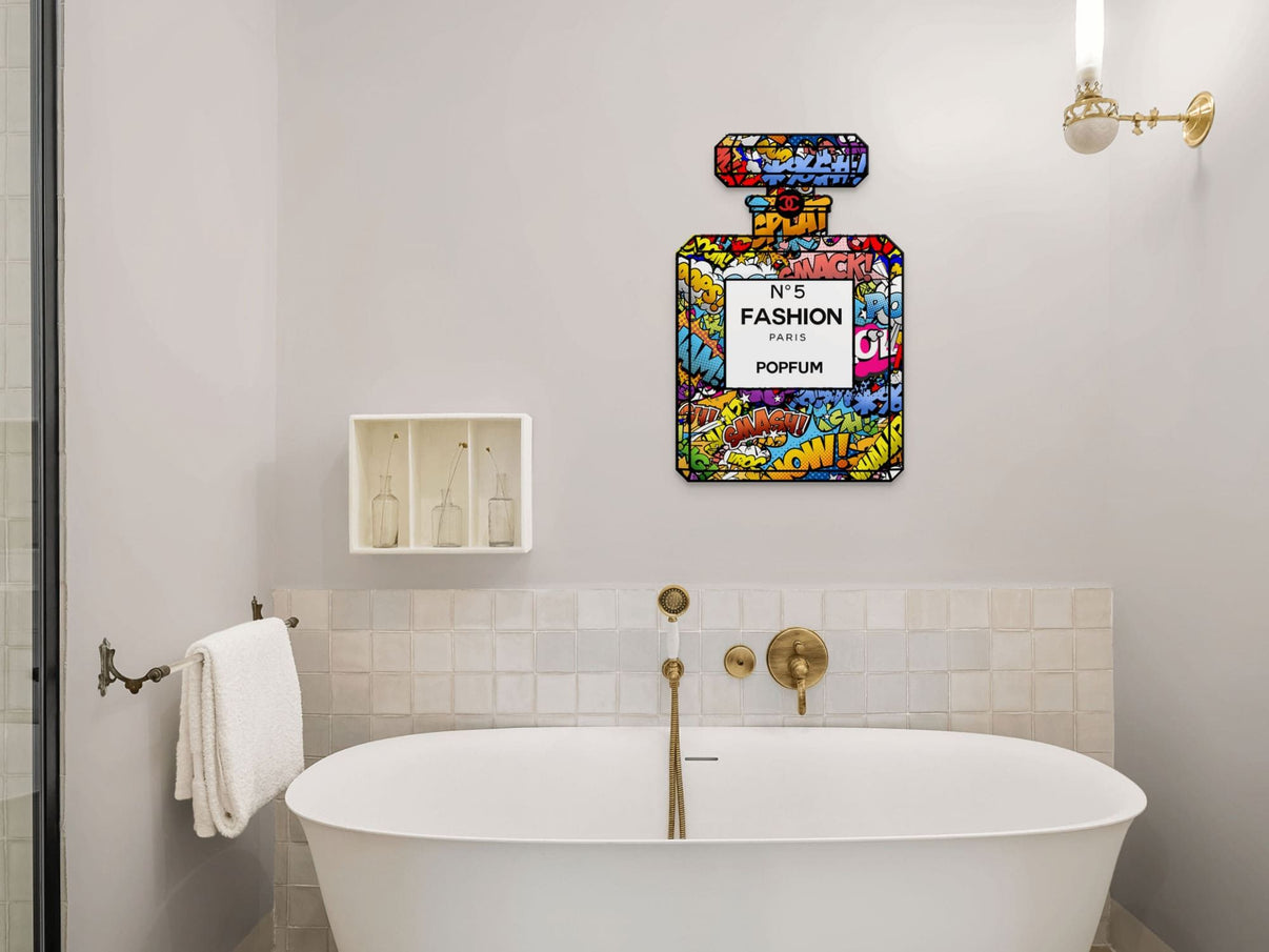 Detailansicht des modernen Acrylbilds Parfümflasche von Paolo & Edgar, das glänzendes Methacrylat und mehrfarbige Designs in höchster italienischer Handwerkskunst präsentiert.