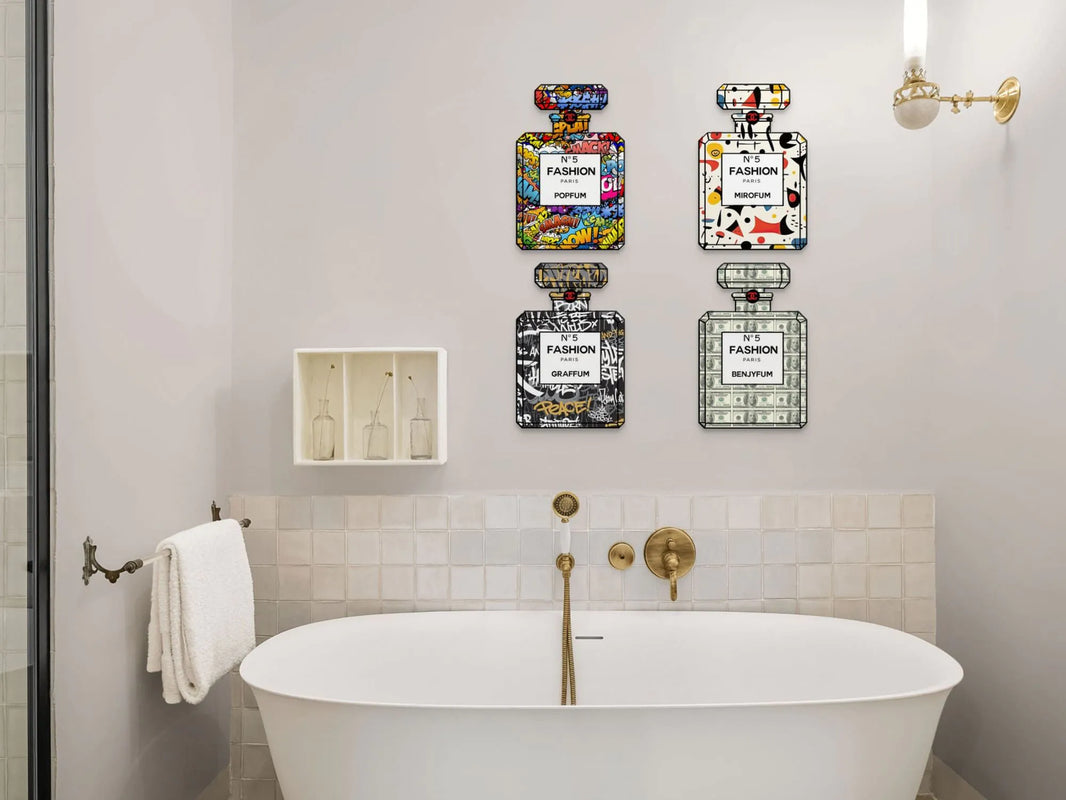 Acrylgemälde Parfümflaschen-Kit – 4 Polierte Methacrylat-Panels Made in Italy, modernes Design, in einem stilvollen Badezimmer über einer Badewanne angeordnet.