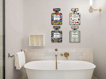 Acrylgemälde Parfümflaschen-Kit – 4 Polierte Methacrylat-Panels Made in Italy, modernes Design, in einem stilvollen Badezimmer über einer Badewanne angeordnet.