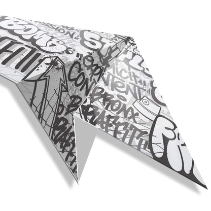 Detailansicht des Acrylgemälde Papierflugzeug - modernes Graffiti Design aus glänzendem Methacrylat, zeigt das kunstvolle Schriftmotiv und die polierte Oberfläche, 70 x 33 cm.