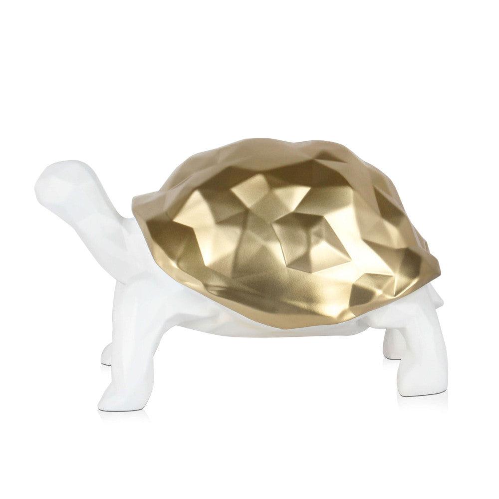 Facettierte Goldene Schildkröte – Moderne Harzskulptur mit Metalleffekt, seitliche Ansicht auf einem weißen Untergrund.