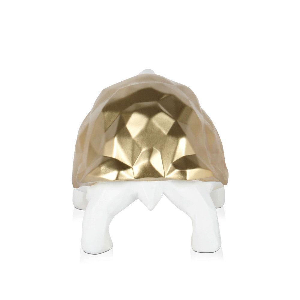 Facettierte Goldene Schildkröte – Moderne Harzskulptur mit Metalleffekt, Rückansicht zeigt die detaillierte Struktur des Schalenmetalls.