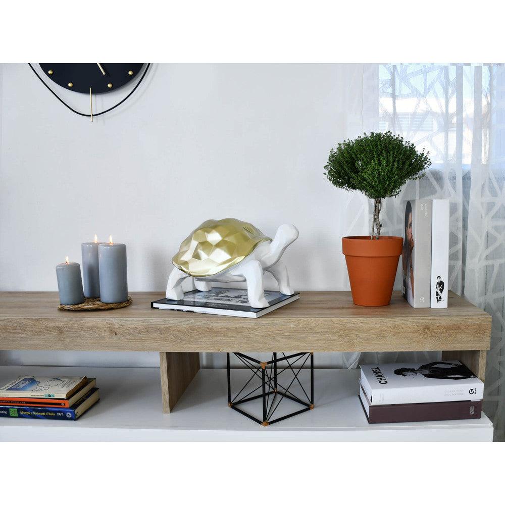 Facettierte Goldene Schildkröte – Moderne Harzskulptur mit Metalleffekt, stilvoll auf einem Tisch in einem dekorativen Raum platziert.