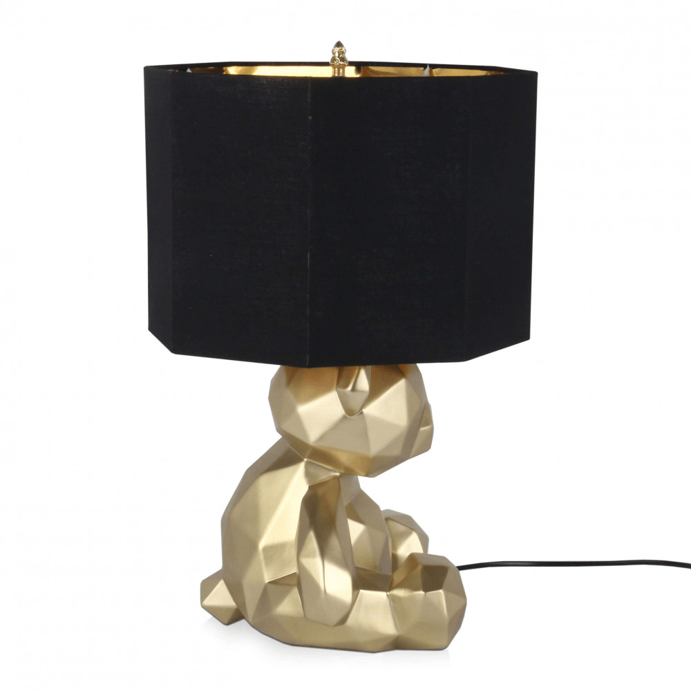 Facettierte Goldene Bärchen Tischlampe – Moderne Harzskulptur mit Metalleffekt, goldfarbener Bärchenkörper in sitzender Position mit schwarzem lampenschirm und goldener Innenseite.