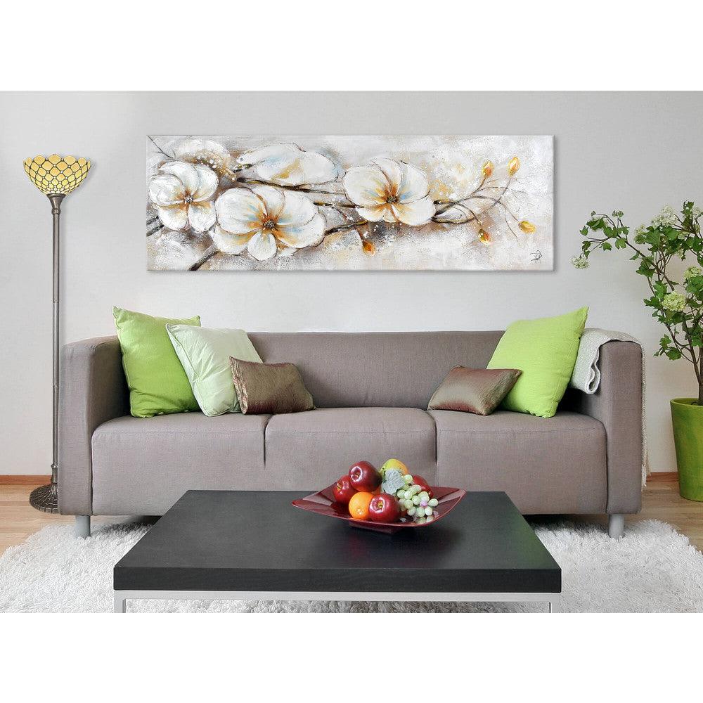 Handgemaltes florales Kunstwerk von Paolo Rossini in einem stilvollen Wohnzimmer über einer grauen Couch, das eine harmonische Atmosphäre mit bunten Blumen vermittelt, Größe 50 x 150 cm.