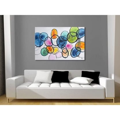 Farbige Kreise: Handgemaltes Abstraktes Wandgemälde von Edgar Ramirez, präsentiert über einem eleganten Sofa in einem modern gestalteten Wohnzimmer.