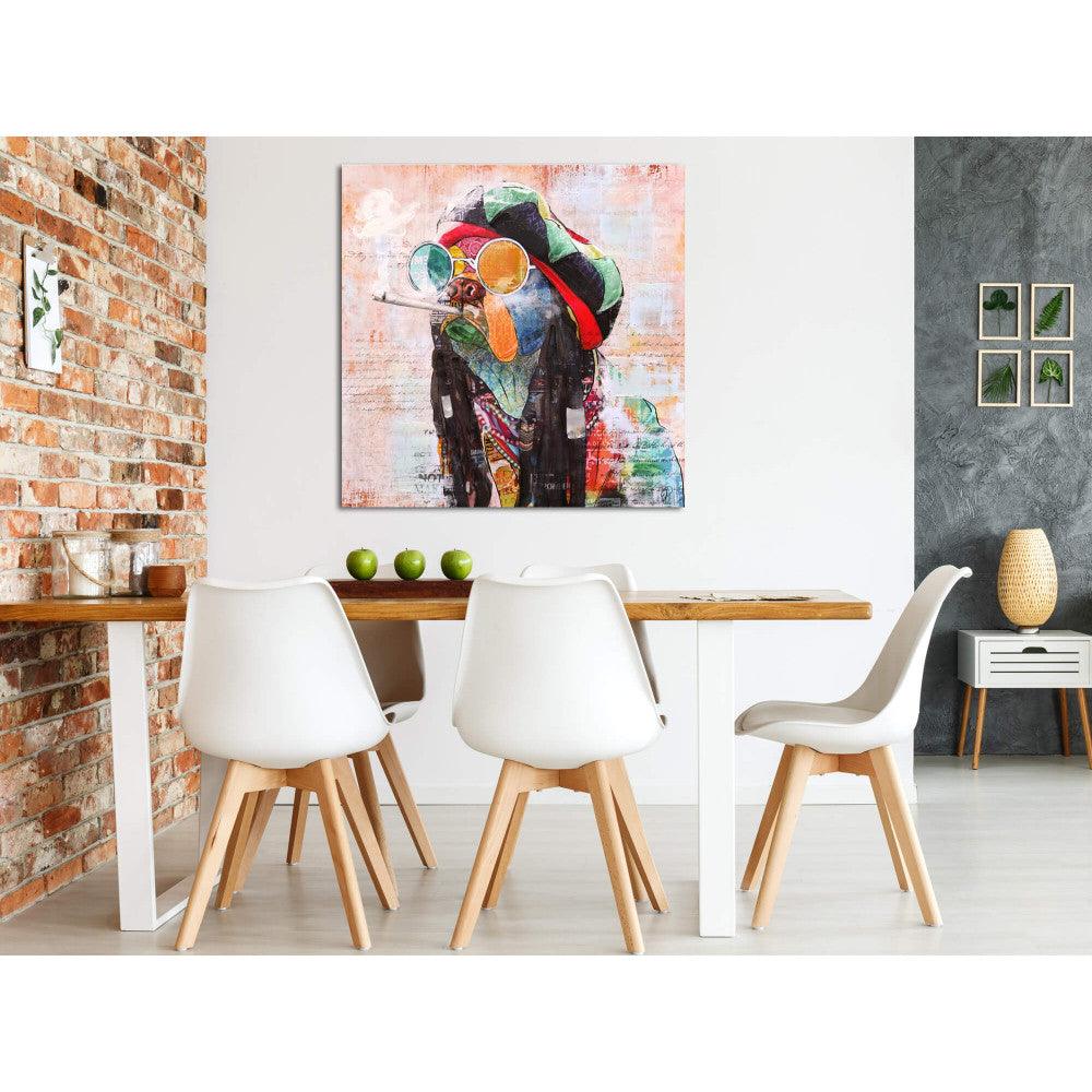 Dreadlock Französische Bulldogge Druck in einem modernen Wohnraum. Das Kunstwerk ist an einer Wand über einem stilvollen Esstisch platziert und zeigt die kreative Energie und den modernen Stil des Designs.
