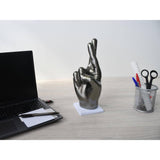Gekreuzte Finger anthrazit. Moderne figurative Skulptur aus Harz, Metalleffekt - Designerobjekte.com