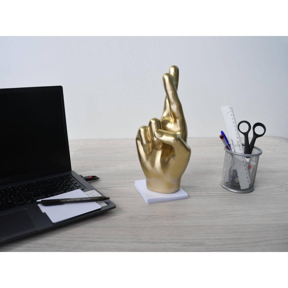 Gekreuzte Finger Skulptur in Gold - Symbol für Hoffnung und Stil, platziert auf einem Schreibtisch als stilvolles Büro-Dekor.