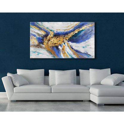Abstraktes Meisterwerk in Gold- und Blautönen - Handgemalt, 85x110 cm, präsentiert über einem modernen Sofa in einem stilvollen Raum. Das Gemälde wirkt als beeindruckender eye-catcher in der Inneneinrichtung.