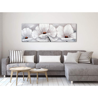 Elegante Orchideenblüten auf grauem Hintergrund - Handgemaltes Kunstwerk auf Leinwand, präsentiert in einem stilvollen Wohnzimmer mit grauem Sofa und modernen Dekorationselementen.