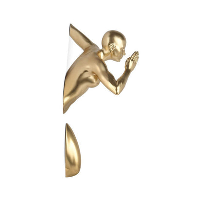 Goldene Läuferin – Elegante Wand-Skulptur aus Metalleffekt Harz, Detailansicht der dynamischen Figur in goldener Ausführung.