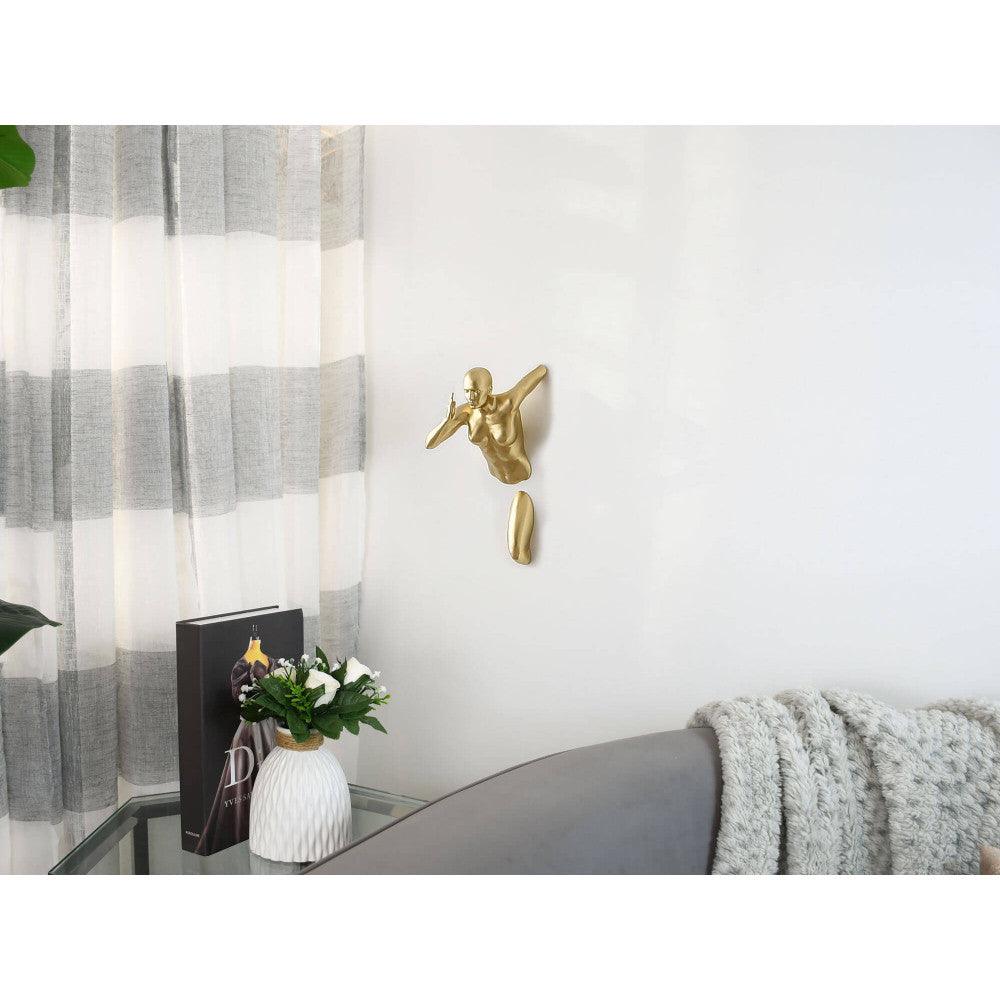 Goldene Läuferin – Elegante Wand-Skulptur aus Metalleffekt Harz, in einem stilvollen Wohnraum platziert, eingebettet in modernes Design.