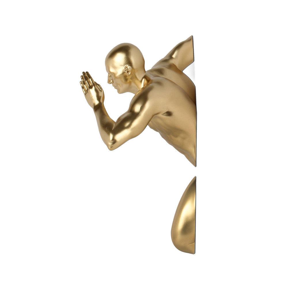 Goldener Läufer – Moderne Wandskulptur aus Metalleffekt-Harz, Ansicht der Skulptur in einer seitlichen Perspektive, die die dynamische Pose betont.