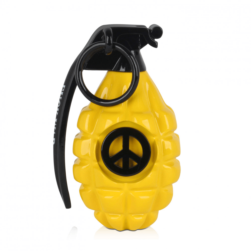 Erleben Sie die Welt der Pop Art mit der einzigartigen Skulptur 'Fuck War', einer gelben Granate aus lackiertem Harz mit Friedenssymbol, die stilvoll auf einem weißen Hintergrund präsentiert wird.