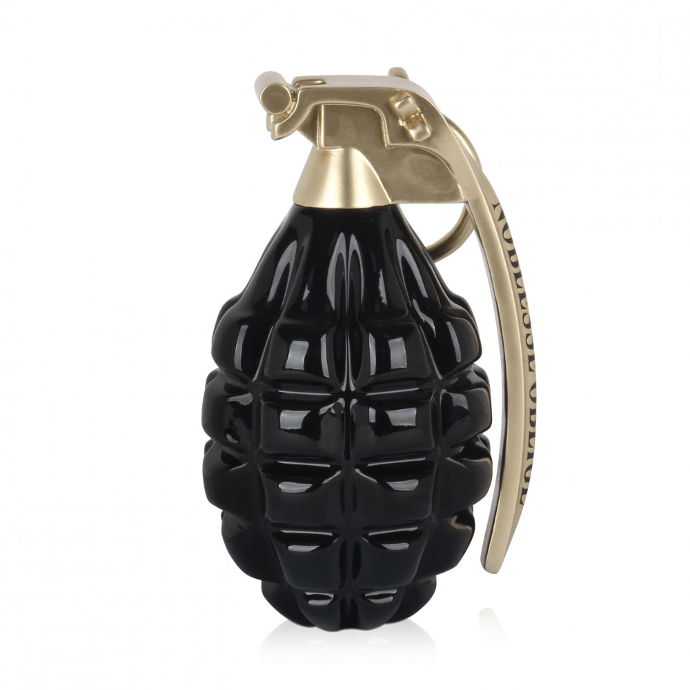 Seitenansicht der Skulptur Noblesse Oblige, eine schwarze Granate mit goldenen Elementen, beeindruckendes Kunstwerk der Pop Art.