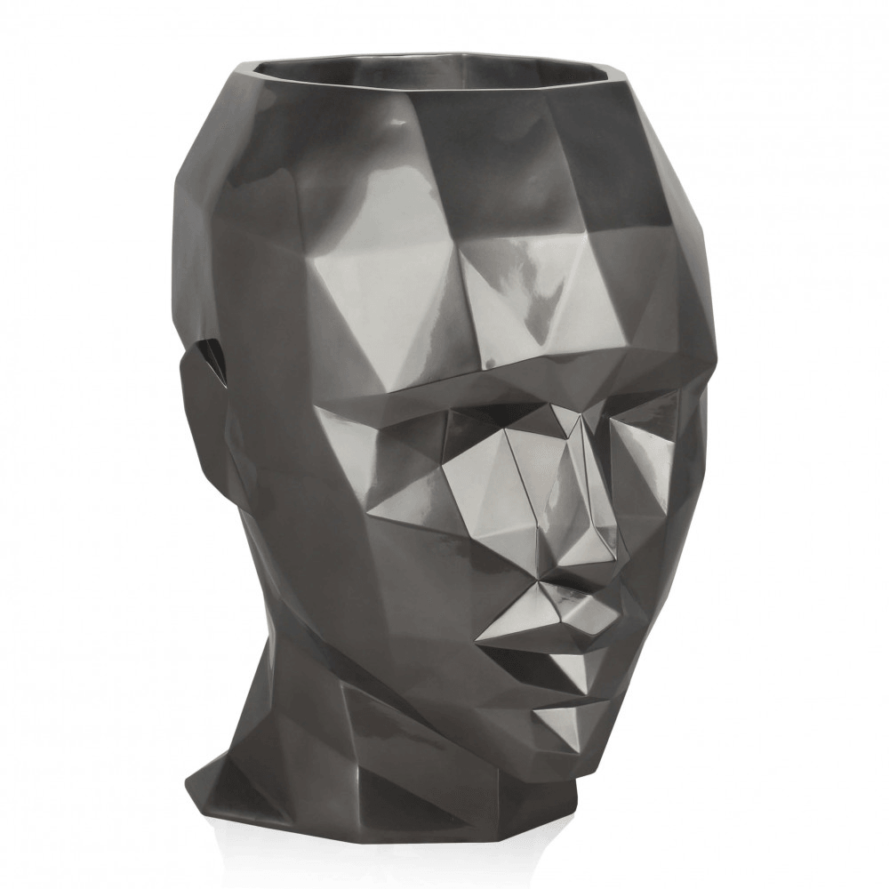 Facettierte Frauenkopf-Vase im modernen Low Poly Design aus hochwertigem Fiberglas mit elegantem Metalleffekt-Finish. Ideal als stilvolles Wohnaccessoire.