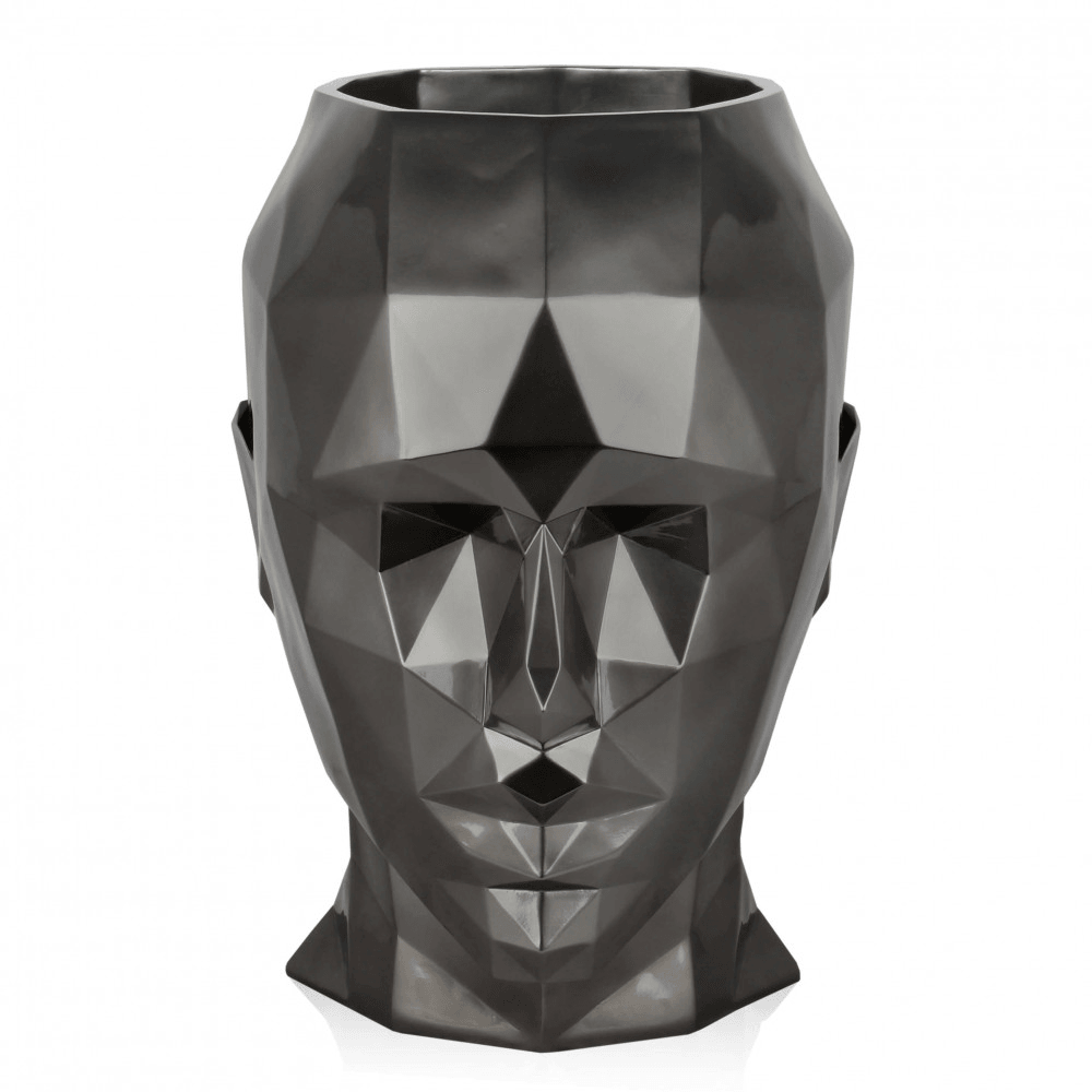 Facettierte Frauenkopf-Vase im modernen Low Poly Design aus hochwertigem Fiberglas, präsentiert von der Vorderansicht mit betonten geometrischen Formen.