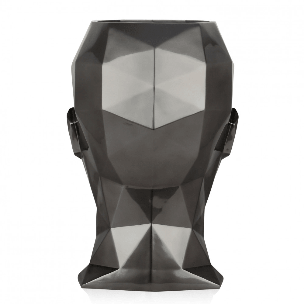 Facettierte Frauenkopf-Vase im modernen Low Poly Design aus hochwertigem Fiberglas, gezeigt von hinten, um die einzigartigen Details und das zeitgenössische Design zu verdeutlichen.