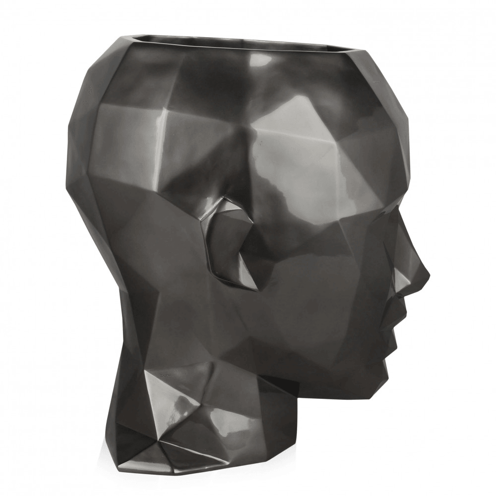 Facettierte Frauenkopf-Vase im modernen Low Poly Design aus hochwertigem Fiberglas, hervorgehoben durch ihre einzigartige geometrische Form und Metalleffekt-Finish, ideal für stilvolle Inneneinrichtungen.