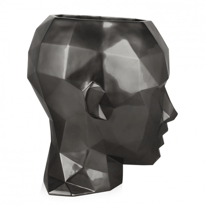 Facettierte Frauenkopf-Vase im modernen Low Poly Design aus hochwertigem Fiberglas, hervorgehoben durch ihre einzigartige geometrische Form und Metalleffekt-Finish, ideal für stilvolle Inneneinrichtungen.
