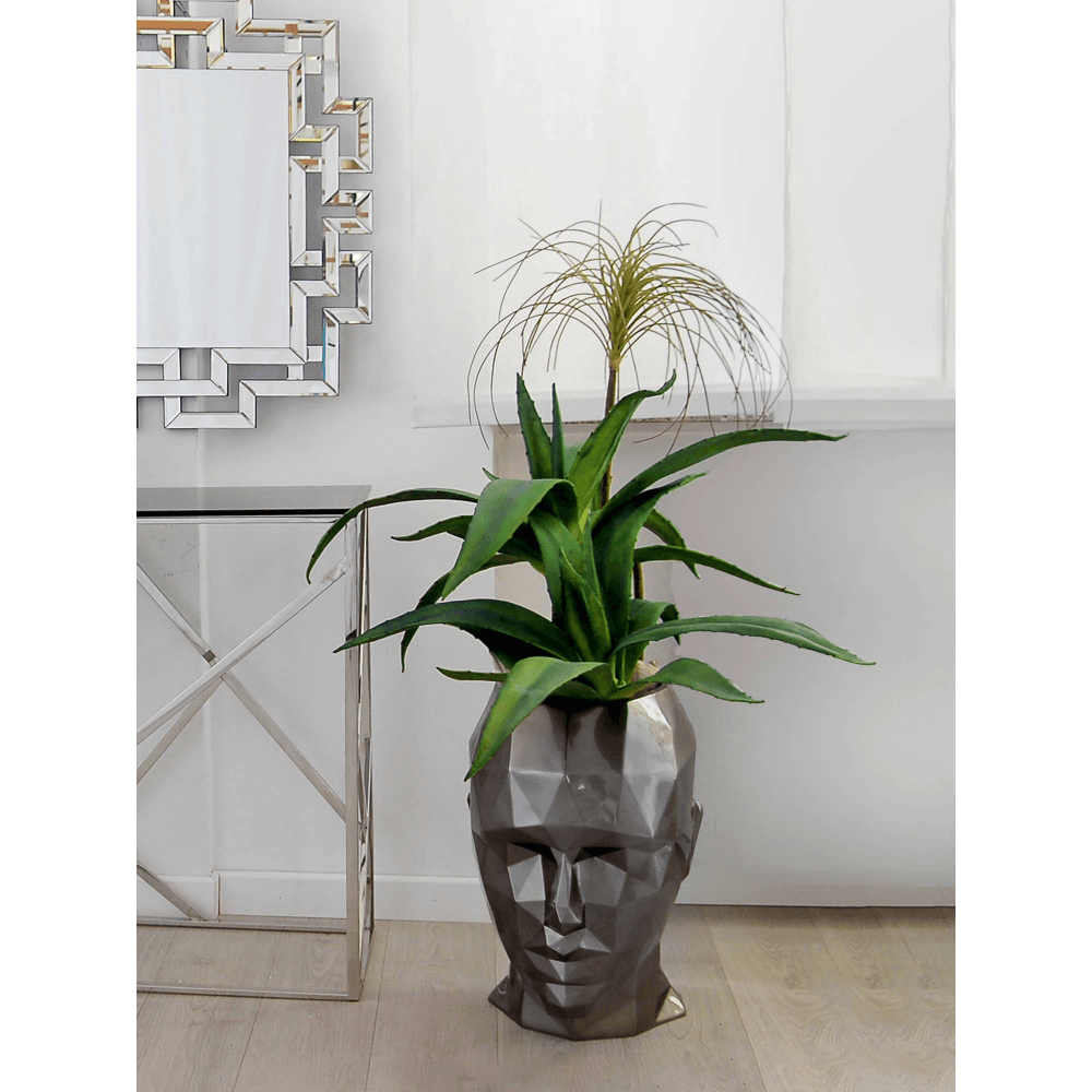 Facettierte Frauenkopf-Vase im modernen Low Poly Design aus hochwertigem Fiberglas, präsentiert mit grünen Pflanzen, perfektes Wohnaccessoire für zeitgenössische Räume.