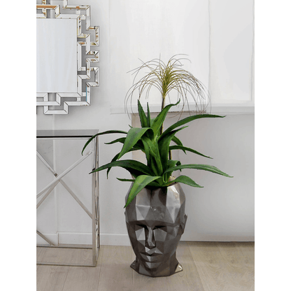 Facettierte Frauenkopf-Vase im modernen Low Poly Design aus hochwertigem Fiberglas, präsentiert mit grünen Pflanzen, perfektes Wohnaccessoire für zeitgenössische Räume.