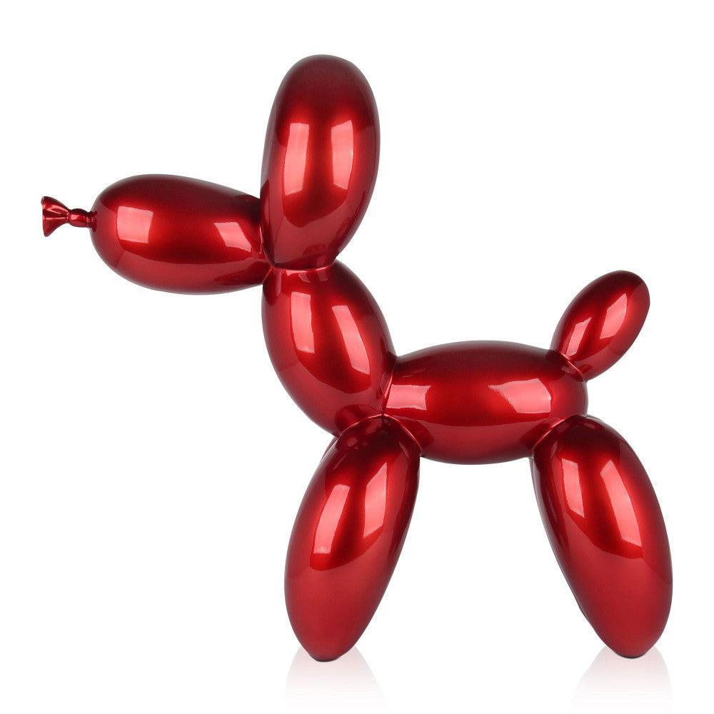 Detailaufnahme der exquisite Rubinrote Balloon-Hund Skulptur aus Kunstharz, die durch ihre lebendige, glänzende rote Oberfläche und verspielte Form besticht.