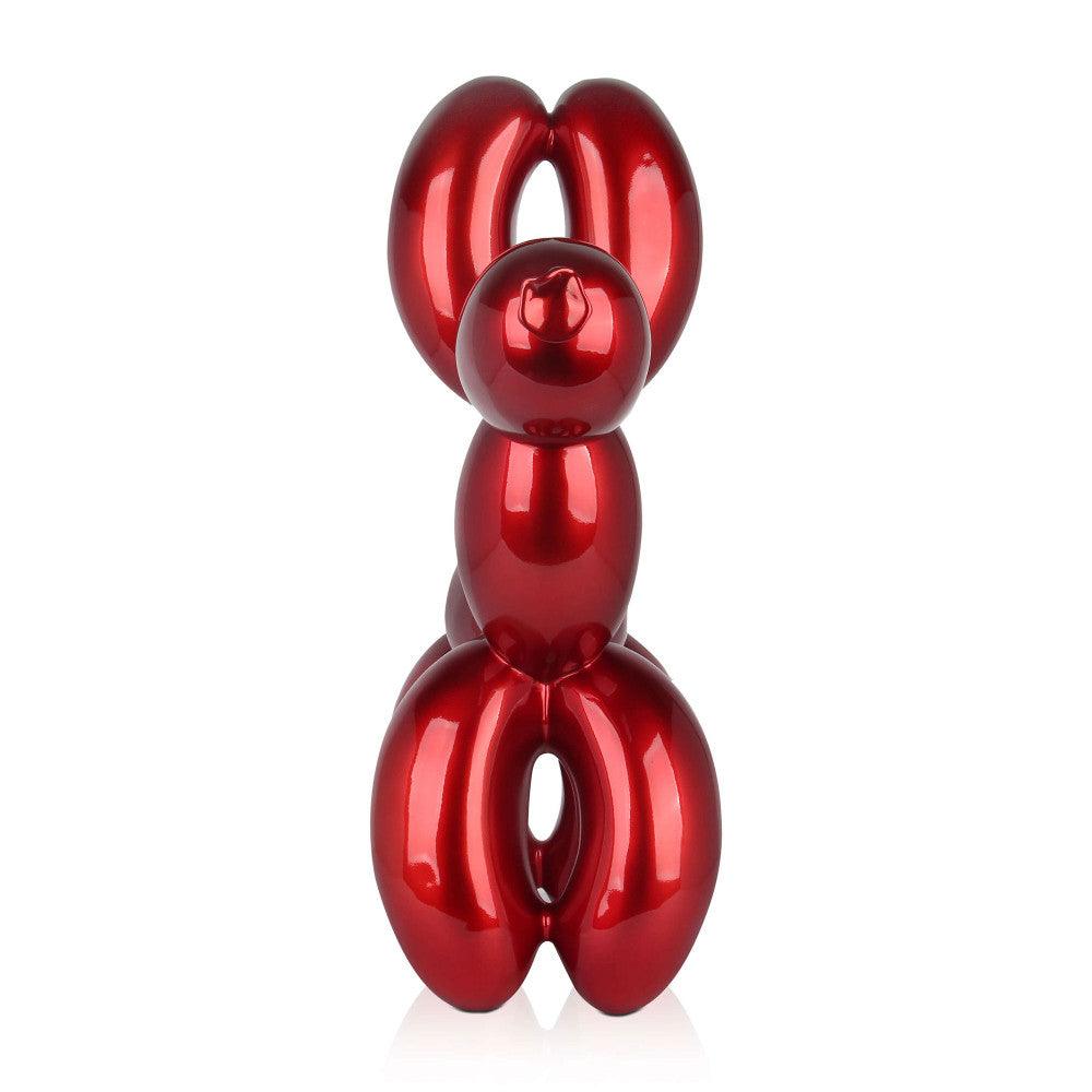 Seitenansicht der exquisite Rubinrote Balloon-Hund Skulptur aus Kunstharz, die den einzigartigen Ballonknoten an der Schnauze und die kurvenreiche Silhouette zeigt.