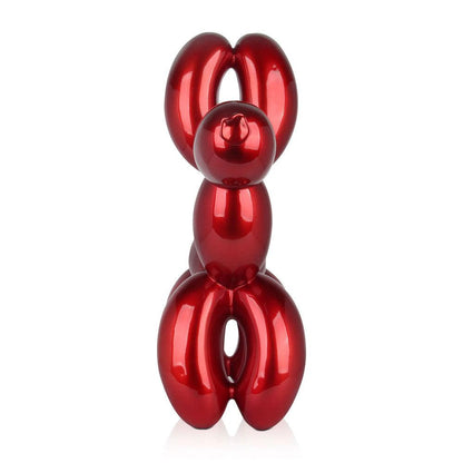Seitenansicht der exquisite Rubinrote Balloon-Hund Skulptur aus Kunstharz, die den einzigartigen Ballonknoten an der Schnauze und die kurvenreiche Silhouette zeigt.