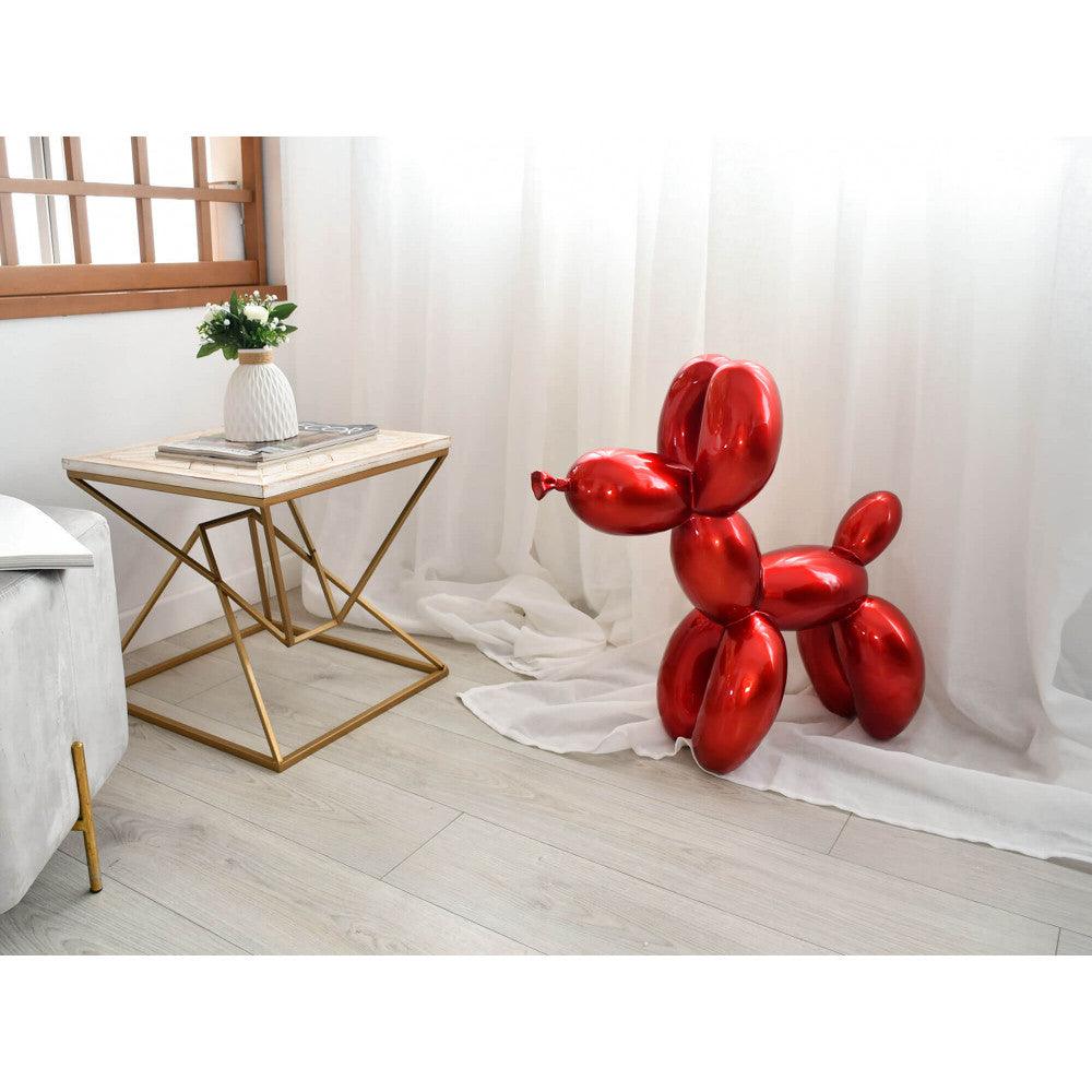 Exquisite Rubinrote Balloon-Hund Skulptur aus Kunstharz in einem modernen Wohnraum, platziert neben einem goldenen Tisch. Die Skulptur zeigt glänzende rubinrote Ballonformen, die einen verspielten und kreativen Akzent setzen.