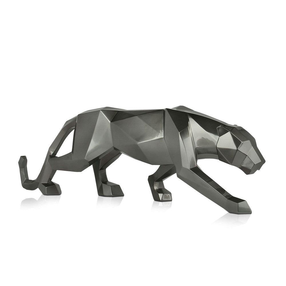 Große facettierte Panther-Skulptur in Anthrazitmetallic aus Kunstharz, nahe Ansicht, hebt die strukturierte Oberfläche und die künstlerische Verarbeitung hervor.