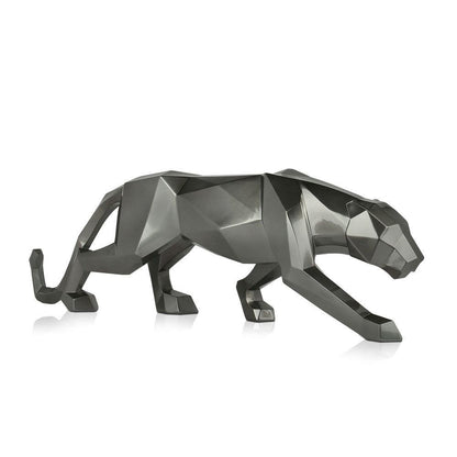 Große facettierte Panther-Skulptur in Anthrazitmetallic aus Kunstharz, nahe Ansicht, hebt die strukturierte Oberfläche und die künstlerische Verarbeitung hervor.